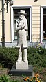 Skulptur Heinrich Zille von Thorsten Stegmann, Poststraße; die schlanke Figur ehrt den Schauspieler Walter Plathe in der Rolle des Heinrich Zille[25]