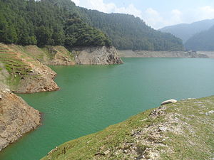 Der Stausee mit dem Staudamm im Hintergrund
