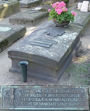 Grabmal mit Gedenkplatte auf dem Rochusfriedhof in Nürnberg