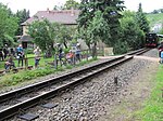 Fast eine Zugbegegnung: rechts Lößnitzgrundbahn (750 mm), links eine Gartenbahn (127 mm)