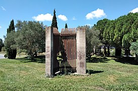 Denkmal, das die Tore des Camp du Pigné symbolisiert