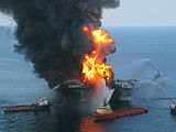 Die Explosion einer Bohrinsel im Golf von Mexiko führt zur schlimmsten Ölkatastrophe der Region
