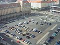 Blick von der Kreuzkirche auf den Altmarkt (2006) vor seiner Neugestaltung: Nutzung als Parkplatz