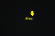 Kleinplanet Pallas (mit einem Pfeil markiert) nahe Sirius am Morgen des 9. Oktober 2022