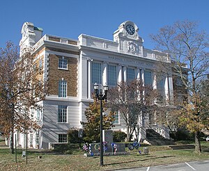 Marshall County courthouse in Lewisburg