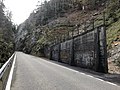 Mauer und Auffangnetze zum Schutz gegen Steinschlag
