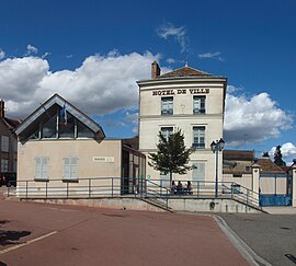 The town hall in Villeneuve-la-Guyard