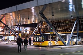 Bus-/Trambahnhof Zürich-Flughafen mit Postauto