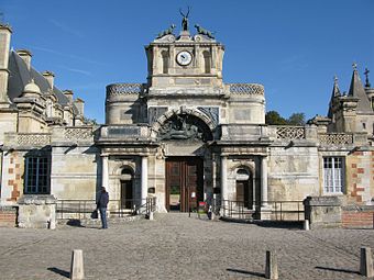 Renaissance Doric columns and entablature of the entrance gateway of the Château d'Anet, near Dreux, France, by Philibert de l'Orme, 1547–1552[20]