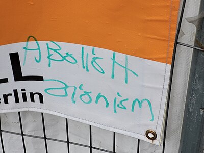 Graffito mit Slogan „Abolish Zionism“, Deutschland, Februar 2024