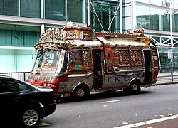Im pakistanischen Stil dekorierter Bus als Werbeträger in London