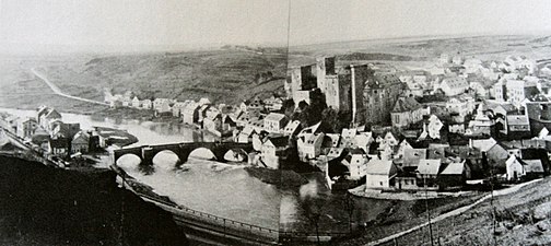 Stadt, Schloss und Brücke auf einer Aufnahme von 1885, aus Norden gesehen