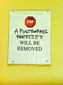 A sign with an error. Originally, it said "Bicycle's will be removed". Someone used a black marker to change the text to "Apostrophes will be removed".
