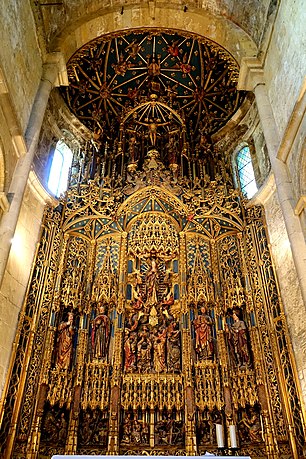 Gilded Flamboyant Gothic style retable of the main altar of the Old Cathedral of Coimbra, part of the extensive decorative overhaul sponsored by the Bishop of Coimbra, D. Jorge de Almeida, whose coat of arms can be clearly seen.