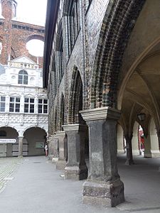 Marktseite des Langen Hauses: Granitpfeiler aus der Renaissance tragen gotisches Backsteingemäuer