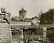 Fotografie der Bastei und Brücke. Im Hintergrund der Laufertorturm, etwa 1865