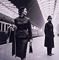 Mode im Bahnhof Victoria Station, London 1951 von Toni Frissell