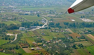 Luftaufnahme von Teilen des Dorfes und der Ishëm-Brücke, im Hintergrund das Dorf Fushë-Preza (2014)