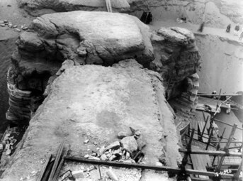 Major fissure running through the waist of the Sphinx, before modern restorations in 1926.