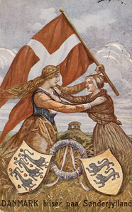 Dänische Postkarte von 1920 zeigt Mor Danmark und eines der Sønderjyske Piger (Südjütländische Mädchen)