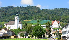 Dorfzentrum, m Hintergrund Rebberge, der Kirchenwald und das Nonnenbommert