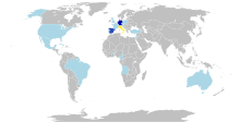 Eine grafische Weltkarte mit mehreren blau markierten Ländern. Dunkelblau markiert sind Italien, Deutschland und Spanien, die häufig vom Papst besucht wurden.