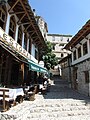 Mostar, östliche Altstadt mit Blick auf ein kriegszerstörtes Gebäude