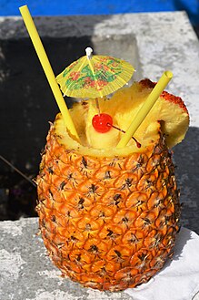 Piña Colada, serviert in der Frucht, Mexiko