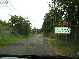 The road into Saint-Julien-le-Vendômois