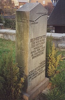 Friedhof Saupsdorf, Gedenkstele Todesmarschopfer