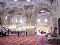 Linkes Bild: Innenraum der Üç-Şerefeli-Moschee, Edirne (um 1450) Rechtes Bild: Innenraum der Sultan-Ahmed-Moschee, Istanbul (1609–16)