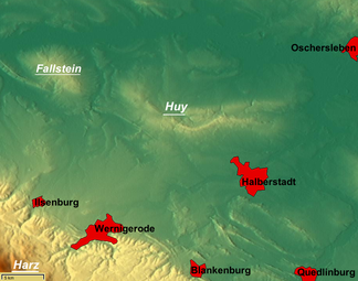 Huy (mittig) mit Großem Fallstein (Fallstein; links) und Harz (unten)