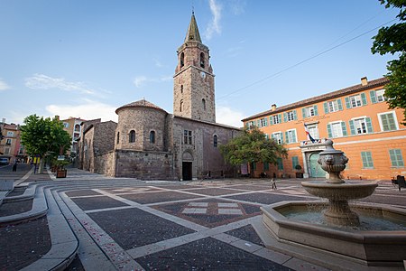 The baptistry (left), cathedral (center) and town hall (right), which incorporates parts of the old bishop's residence