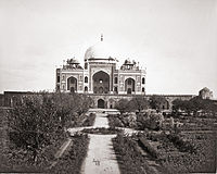 English garden-style roundabouts replaced the square central tanks of the Charbagh garden in 1860