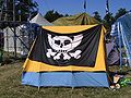 Zelt auf dem Chaos Communication Camp „mit Pesthörnchen“-Flagge