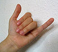 6 – der kleine Finger und der Daumen werden gespreizt, die anderen Finger geschlossen (ikonisch für 六, liù – „sechs“)