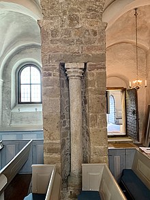 The column in a niche inside one of the pillars: probably a symbolic representation of Boaz and Jachin