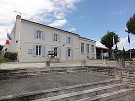 The town hall in Fenioux