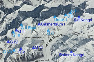 Die Gasherbrum-Gruppe aus dem Weltraum. Links der Gasherbrum-Kessel mit dem südlichen Gasherbrumgletscher, der in den Abruzzigletscher mündet.