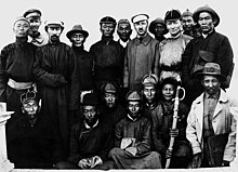 Mongolische Revolutionäre: hintere Reihe von links: unbekannt, unbekannt, Rinchingiin Elbegdorj, Soliin Danzan, Damdiny Süchbaatar, Ajvaagiin Danzan, Boris Shumyatsky, unbekannt, Bodoo.