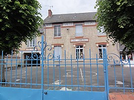 The town hall and school in Andonville