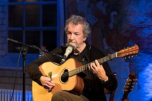 Andy Irvine with guitar-bodied bouzouki at Lottes Musiknacht (27 November 2016)