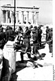 Deutsche Soldaten beim Aufziehen / Hissen einer Hakenkreuz-Flagge / Reichskriegsflagge auf der Akropolis (German soldiers hoisting the German War flag on Akropolis in Athens, Greece May 1941)