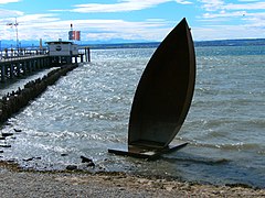 Schiffsanlegestelle Hagnau am Bodensee. Skulptur von Jürgen Knubben (* 1955) zur Erinnerung an die Seegfrörne 1963