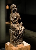 Isis suckling her baby Horus (of whom only the left leg is preserved); 1st century AD; siltstone (basis: limestone); height: 33.9 cm; from Mata´na el-Asfu; Staatliche Sammlung für Ägyptische Kunst (Munich, Germany)