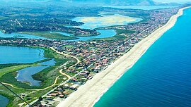 Luftbildaufnahme von Maricá mit Strand und Binnenseen