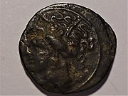 Bronzemünze Karthago, Kopf der Tanit, spätes 4. Jahrhundert v. Chr. und Rückseite der Münze, Pferd vor Palme