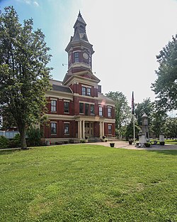 Graves County Courthouse and Confederate monument in 2018. The courthouse was severely damaged by the 2021 Western Kentucky tornado on December 10, 2021, and was demolished in 2022.