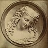 Abgebildet ist die Butterskulptur einer jüngeren, schlafenden Frau mit langem Haar. Dargestellt sind Kopf und Oberkörper.