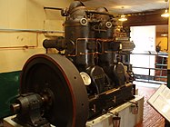 2-Zylinder Zweitakt-Glühkopfmotor 70 PS, max. 325 min−1 (W.H. Allen & Sons, 1923)